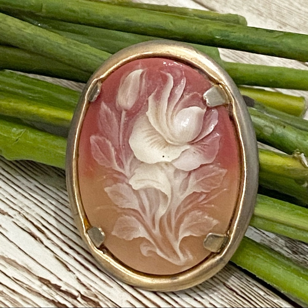 Vintage Unsigned Flower Cameo Brooch